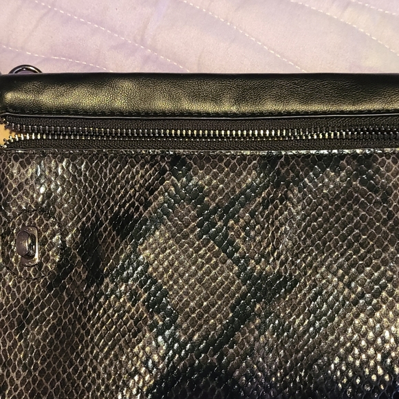 EUC SONDRA ROBERTS squared wristlet - Picture 4 of 8